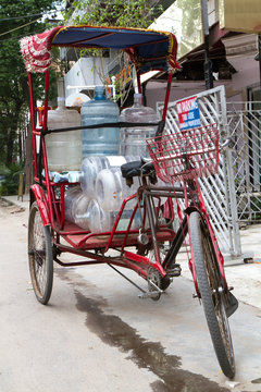 Rikscha mit Wasserflaschen beladen, Indien