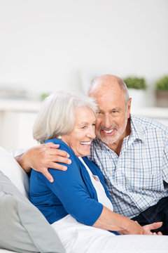 glückliches älteres ehepaar auf dem sofa