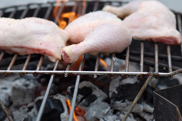 CUARTOS TRASEROS DE POLLO AL CARB&Oacute;N NATURAL