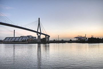 Fototapeta na wymiar Köhlbrandbrücke w Hamburgu
