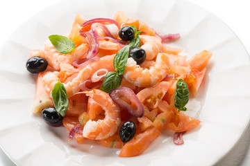 salad with shrimp tomatoes and black olives