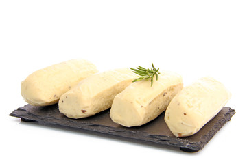 Quenelles sur fond blanc