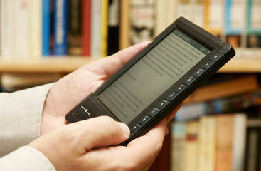 E-book-reader vor Bücherwand