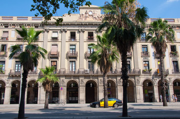 The building with the famous restaurante 7 Portes inside.