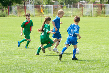 Obraz premium children playing soccer