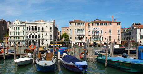 Fototapeta na wymiar Palazzi am Canale Grande in Venedig