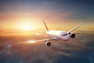 Foto op Plexiglas Vliegtuig Vliegtuig in de lucht bij zonsondergang