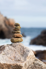 Steinmännchen auf einem Fels an der Küste