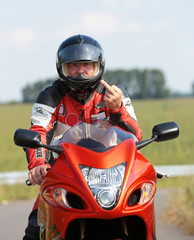 Motorradfahrer zeigt Stinkefinger