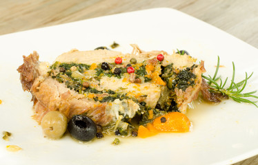 arrosto con cuore di spinaci e salsiccia, in salsa mediterranea