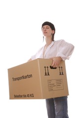 Junge Frau mit Umzugskartons (weißer Hintergrund)