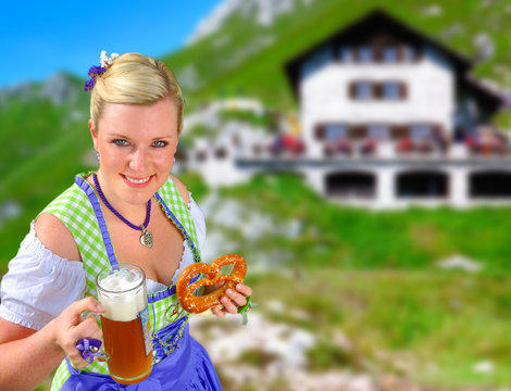 Dirndl mit Brezel und Bier zum Oktoberfest oder Biergarten