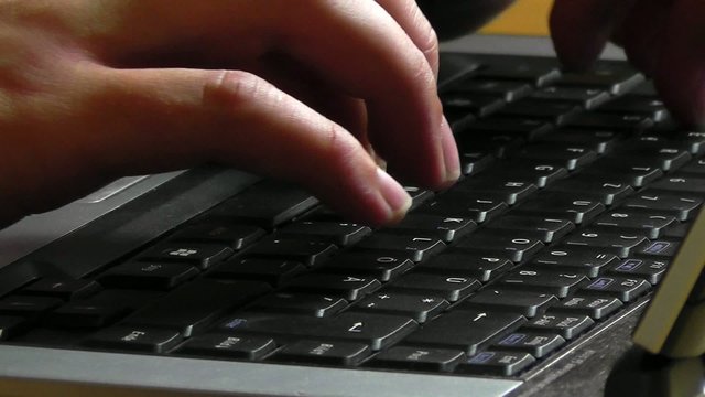 Student am Laptop beim tippen