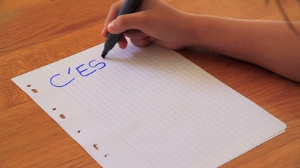 C'est la rentrée écrit par une main d'enfant