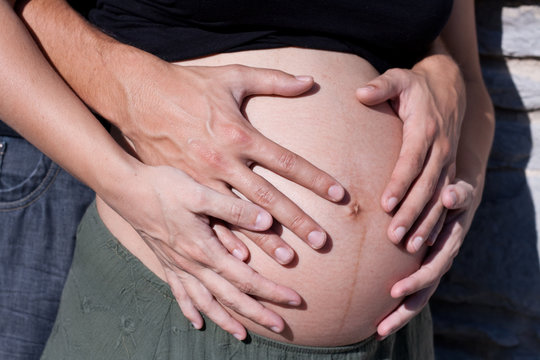 Manos sobre tripa embarazada, preparto, fisioterapia