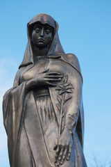 Fototapeta na wymiar Statue Of Women On Tomb