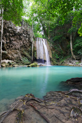 Fototapeta na wymiar Głęboki las wodospad (Wodospad Erawan) w Tajlandii