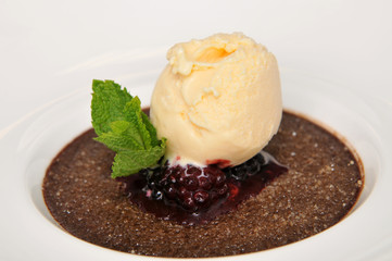 Dessert - Nachtisch - Vanilleeis auf Himbeerkonfitüre