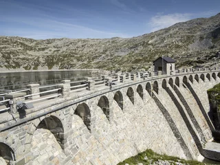 Fototapete Damm Staudamm im Alpensee
