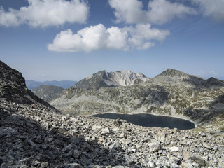 Fototapeta na wymiar Alpejskie jezioro w Alpach włoskich, Adamello Park