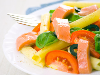 Pasta salad with tomatoes, basil leaves and fish