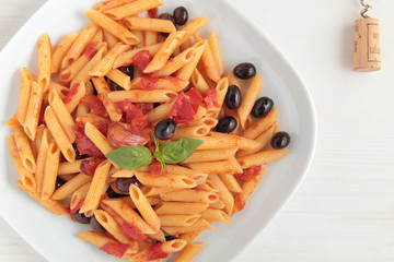 PASTA CON POMODORO E OLIVE