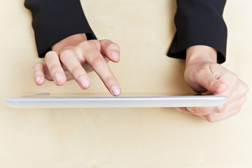 Hände am Tablet Computer von oben