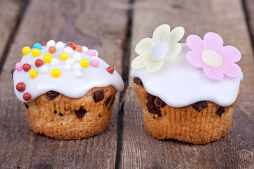 zwei Muffins mit Glasur