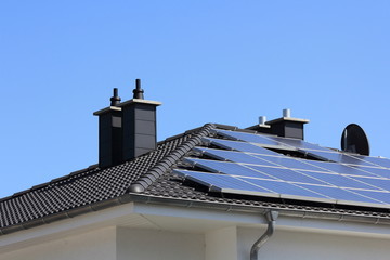 Neubau mit Solaranlage auf dem Dach