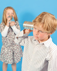 Kinder mit Dosentelefon