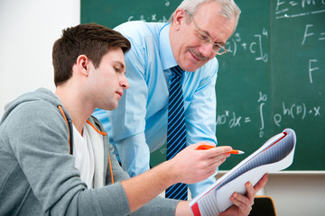 Student mit dem Dozenten im Klassenraum