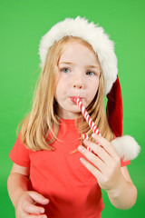 Mädchen mit Weihnachtsmütze und Zuckerstange