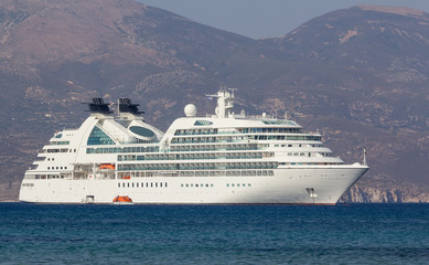 Fototapeta na wymiar Luksusowy statek wycieczkowy zakotwiczony od wybrzeży greckiej wyspy