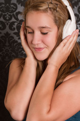 Obraz premium teenager hört musik