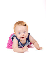 Kleines Mädchen krabbelt!