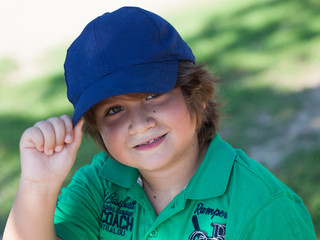 bambino che si tocca la visiera del cappellino