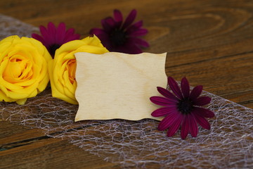 Holzkarte mit Blumen