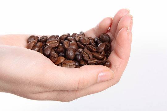 Hand mit Kaffeebohnen