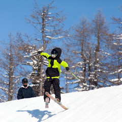 Fototapeta na wymiar lądowanie z nartami