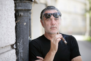 älterer Mann raucht Zigarre