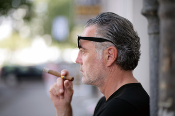 Mann raucht Zigarre © Peter Atkins