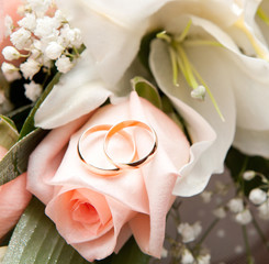 Naklejka premium Gold wedding rings on flower