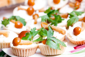 Snack from marinaded mushrooms