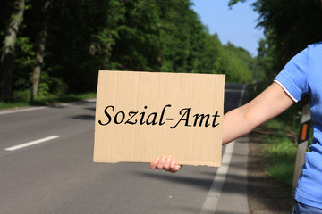 Tramper mit Schild Sozialamt