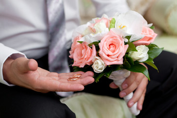 Obraz na płótnie Canvas Gold wedding rings on a hand of the groom
