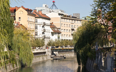 Palazzi lungo il fiume a Lubiana