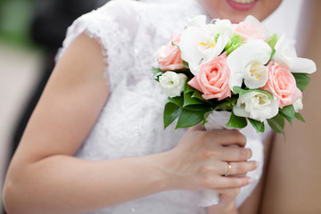 Obraz na płótnie Canvas A beautiful bridal bouquet at a wedding party