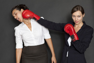 Geschäftsfrauen mit roten Boxhandschuhen