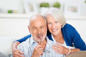 glückliches älteres ehepaar