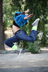 Ballerina in salto nel parco